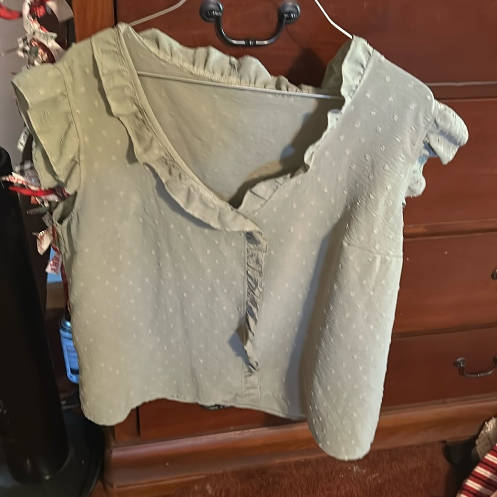 Ruffled sleeve and neck T-shirt for all your cute summer occasions